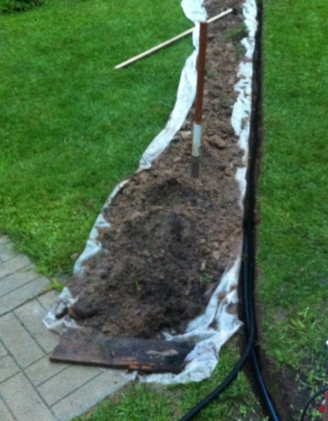 Землю можно укладывать на пленку