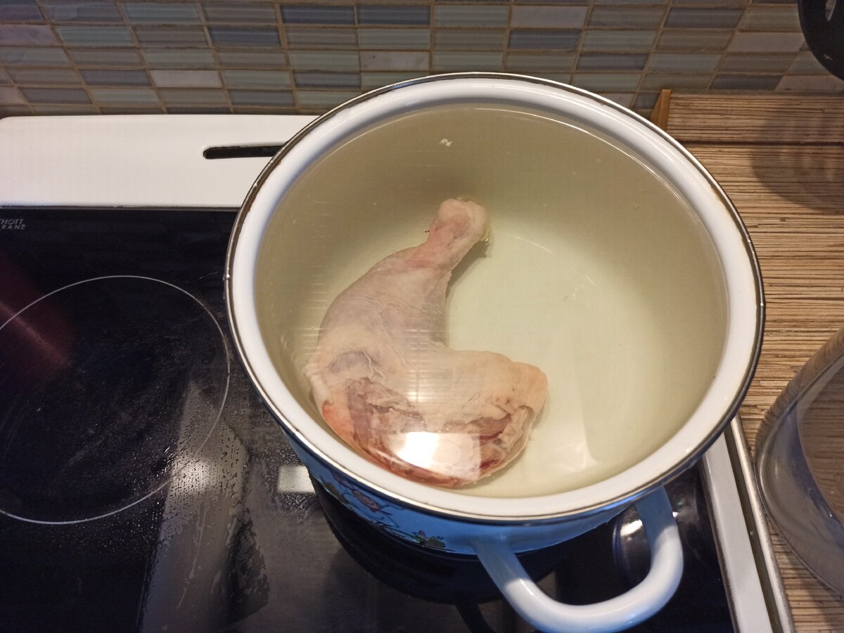 Варим бульон для куриных щей