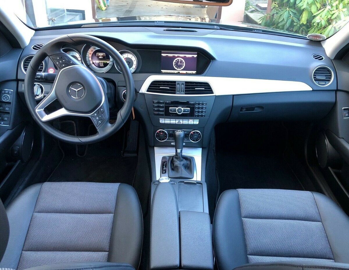 Вид из салона автомобиля с заднего сиденья 