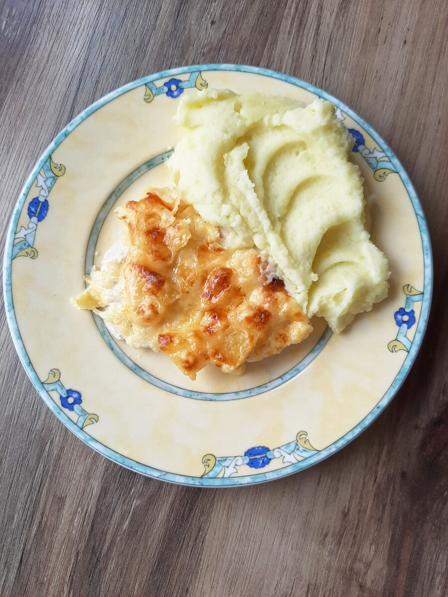 Курица с ананасами и сыром