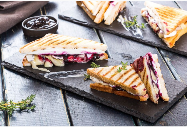 Завтрак «Черничные ночи» с сыром камамбер