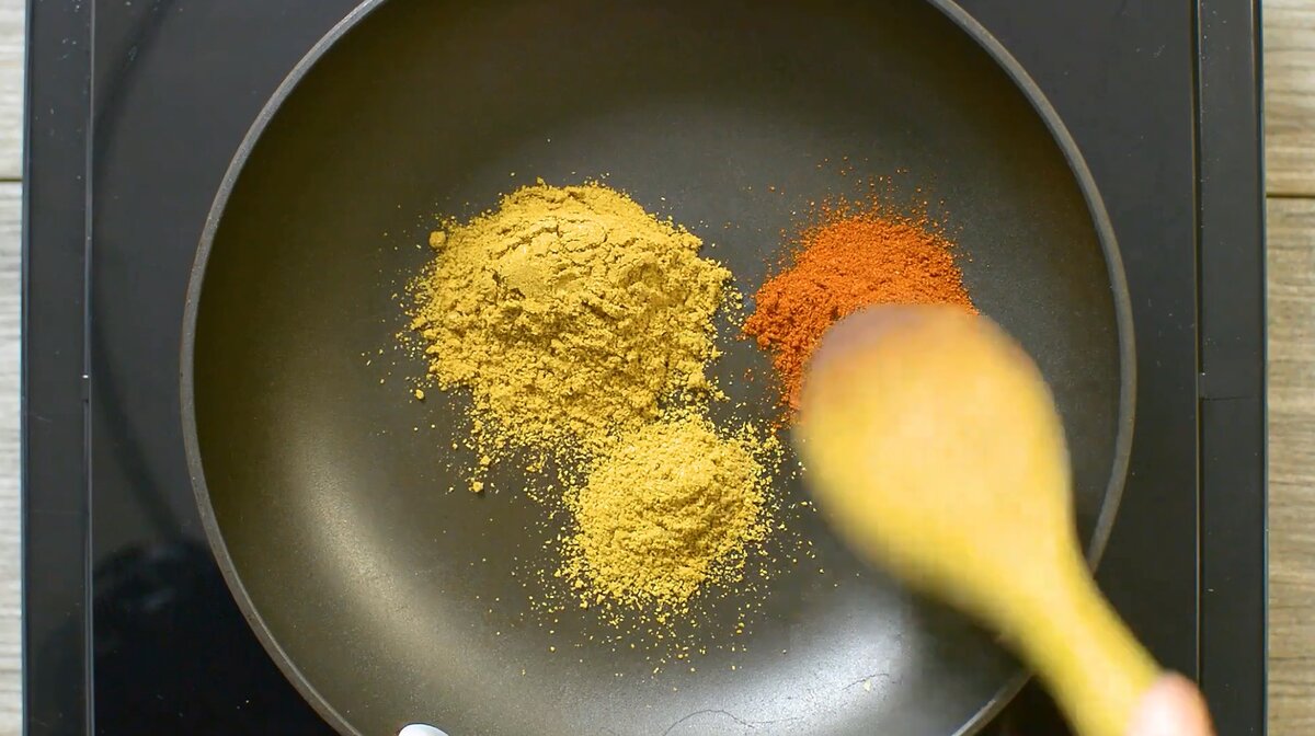 Ароматные специи уже на сковороде!  Фото:  cooktoria.com