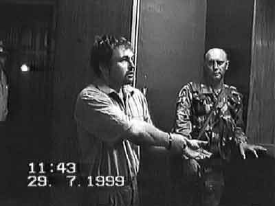 На следственном эксперименте. Источник фото: https://www.sovsekretno.ru/articles/krovavaya-paskha-v-vyshnem-volochke/