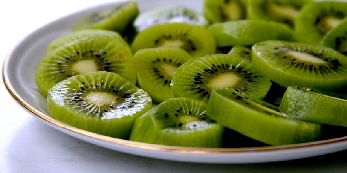 Когда-то, буквально пару десятков лет назад, киви считался настоящей экзотикой для нашей страны. Кому-то довелось попробовать его сочную мякоть, а кто-то и вовсе не знал, что это за ягода. Однако позволить его регулярное употребление могли редкие люди, потому что найти в продаже киви было сложно. Сегодня этот экзотический дар природы, привозимый к нам из стран с тропическим климатом, можно запросто приобрести в супермаркете, на рынке или в небольшом овощном магазине. И если есть желание, киви можно включить в свой ежедневный рацион. Но прежде чем принять это решение, важно знать, есть ли от киви польза для здоровья и можно ли есть эту ягоду каждый день. В статье раскроем ответы на эти вопросы.