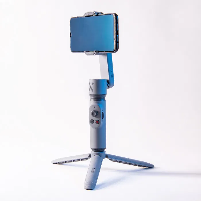 Zhiyun Smooth X на комплектном штативе и с установленным смартфоном. Источник: spp-photo.ru
