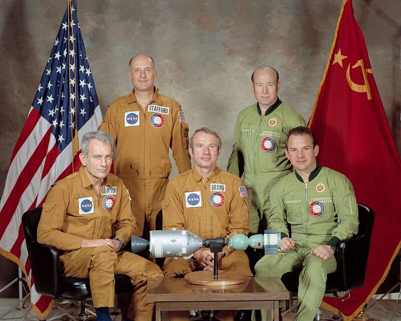 Члены экипажей «Аполлона» и «Союза». Источник: wikipedia.org