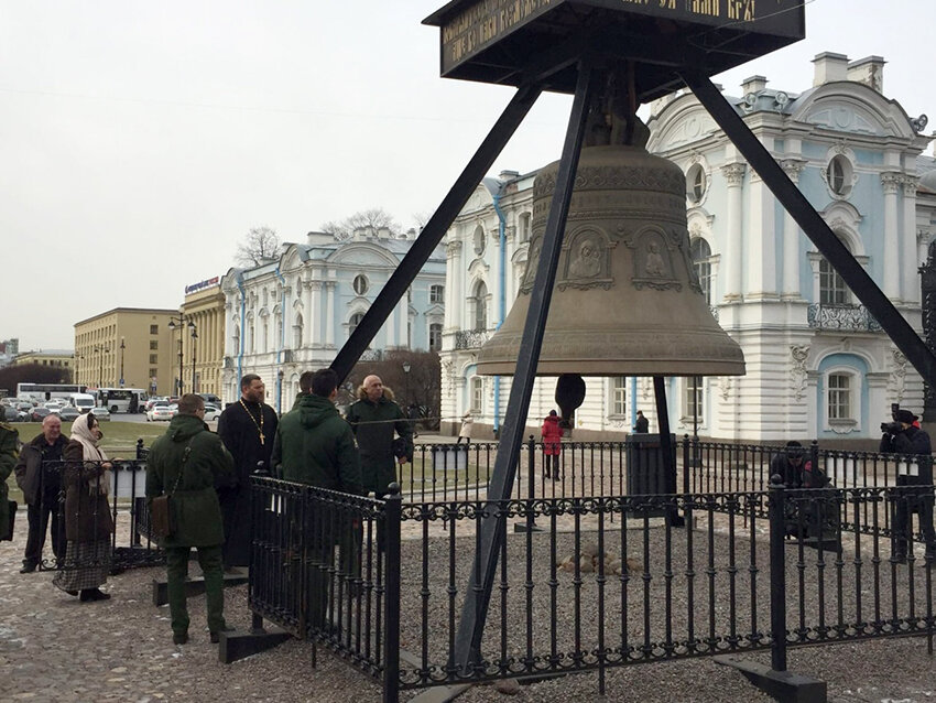Колокола блокады. Подсвечник 900 дней блокады акция. Ангел в Смольном соборе.