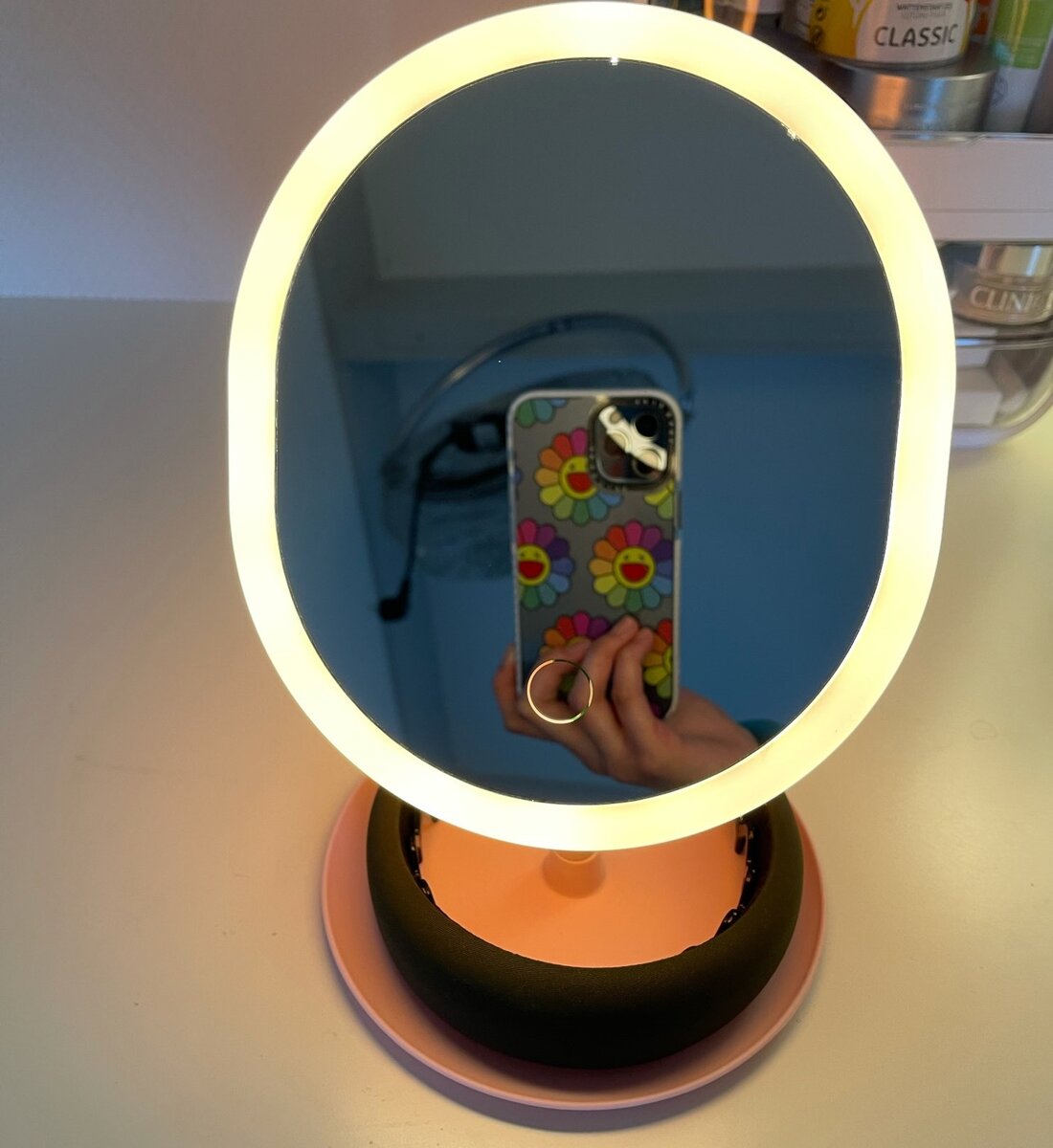 Зеркало имеет 2 режима освещения: теплый свет и ➡