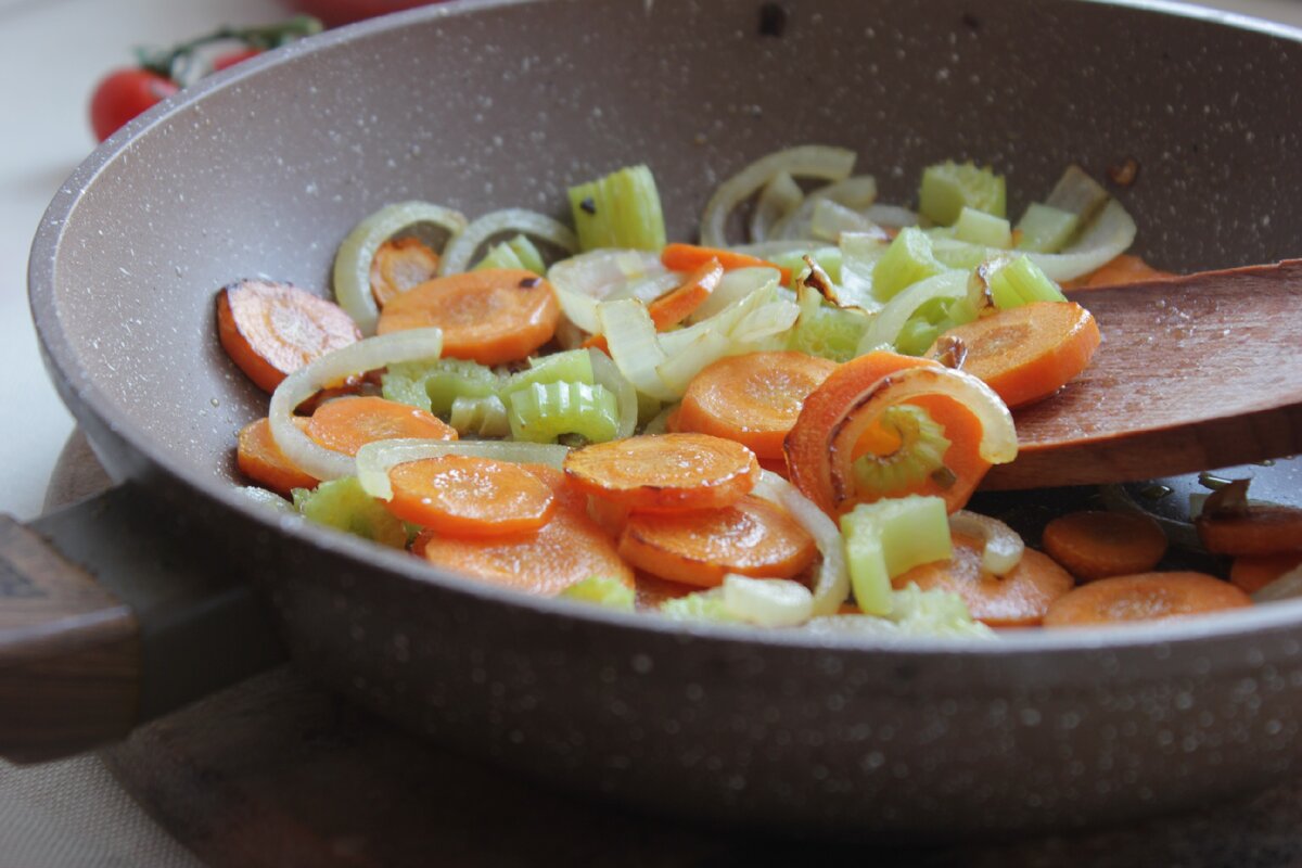 Лук нарезан полукольцами, морковь — тонкими кружочками, сельдерей небольшими кусочками
