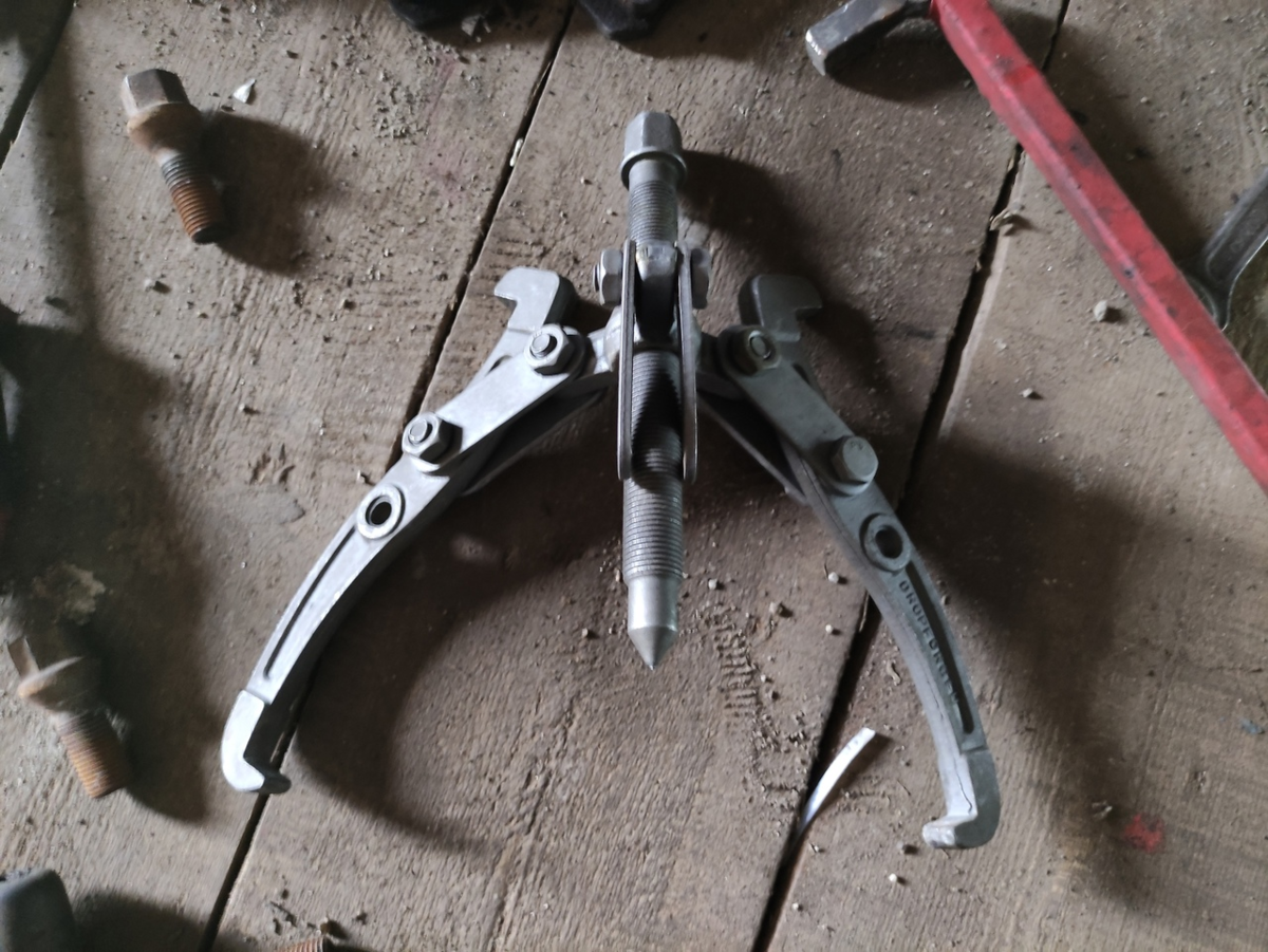 Вдавливаю поршень в суппорте без проблем. Делюсь способами, которыми ...