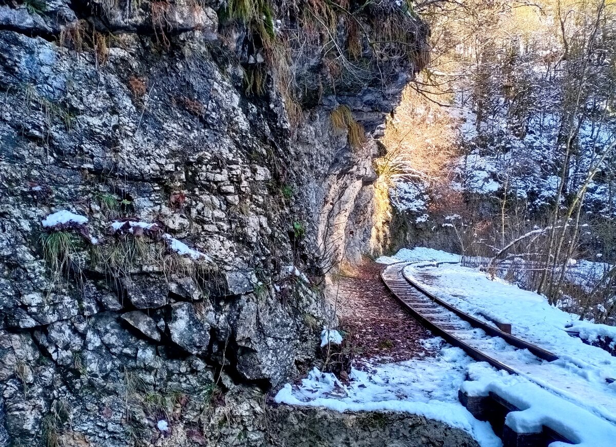 Паровоз в гуамском ущелье. Гуамское ущелье паровозик. Гуамка паровозик. Паровозик в Гуамском ущелье. Катание на паровозике по Гуамскому ущелью.