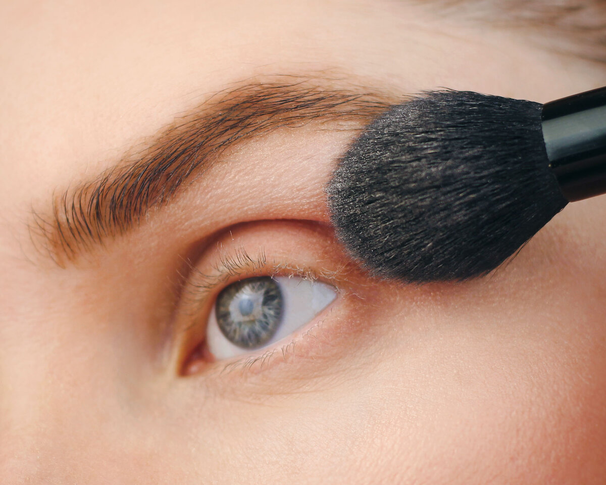 Если веки возрастные и на них есть заметный рельеф, нужно быть аккуратнее с количеством пудры: её излишек может подчеркнуть даже те морщинки, о существовании которых вы не догадывались.