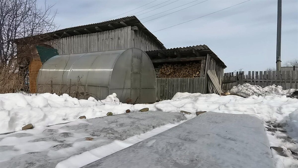 А вот так выглядели грядки, как только убрали с них снег.