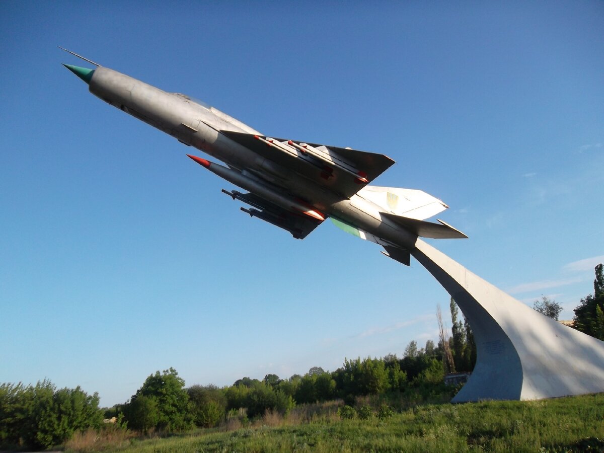 Всегда считал эту стелу самой лучшей для самолёта. А я много их видел. Фото из свободного доступа. 