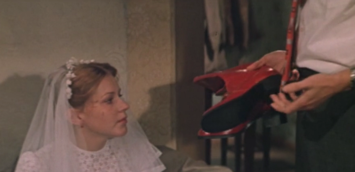 Алексей предлагает Мане примерить сапоги бывшей жены. Кадр из фильма "Молодая жена". Скриншот автора статьи. 