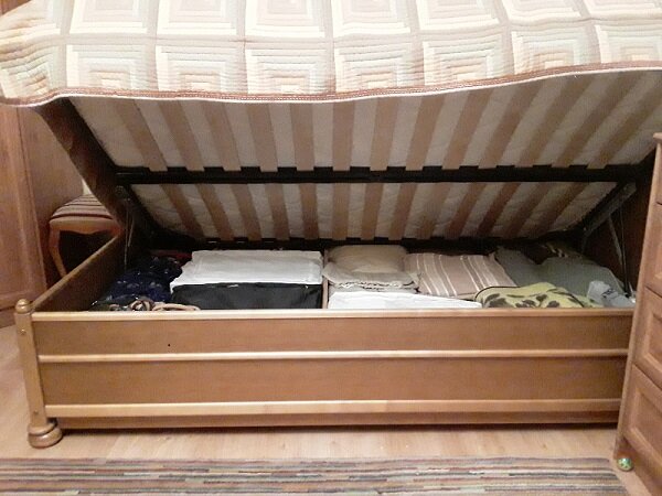 Так выглядит место хранения. Кроме одежды здесь еще и запасные одеяла, подушки, сумки.