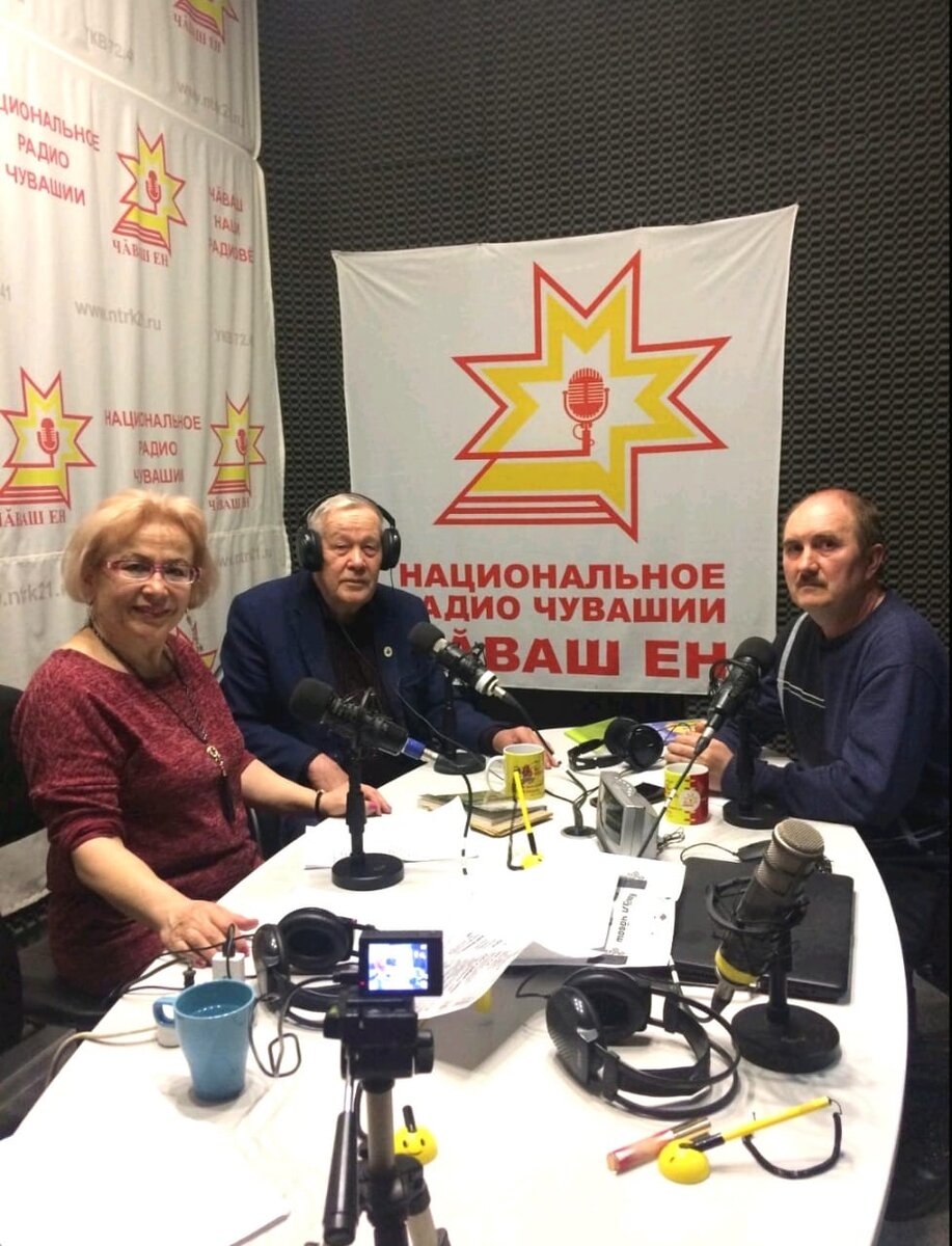 Журналист Лидия Филиппова пригласила на свою передачу "Самана таппи / В ногу со временем" патриотов Чувашского мира Николай Адёр и Владимира Галошева.