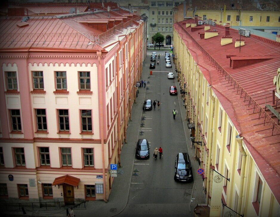 Конюшенная санкт петербург. Конюшенный переулок Санкт-Петербург. Конюшенное ведомство СПБ. Двор на Конюшенной площадь. Шведский переулок Санкт-Петербург.