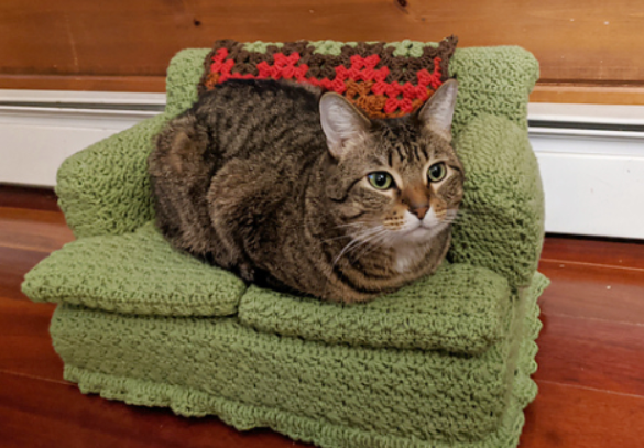 Листайте еще -> Источник фото: https://fabartdiy.org/kitty-couch-bed-crochet-patterns/