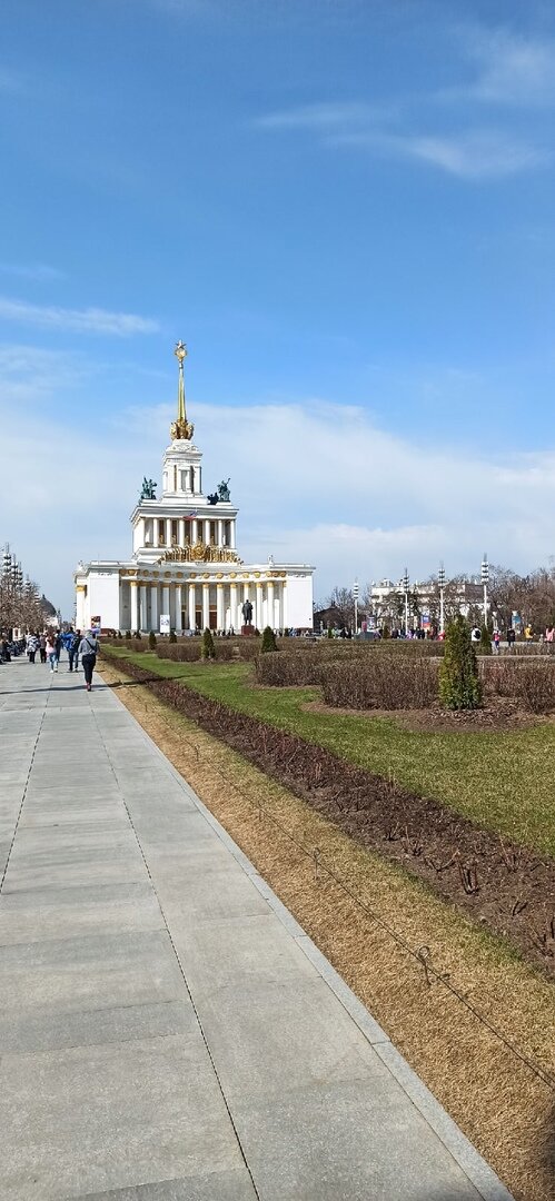 Без цветущих клумб и работающих фонтанов немного грустно.
