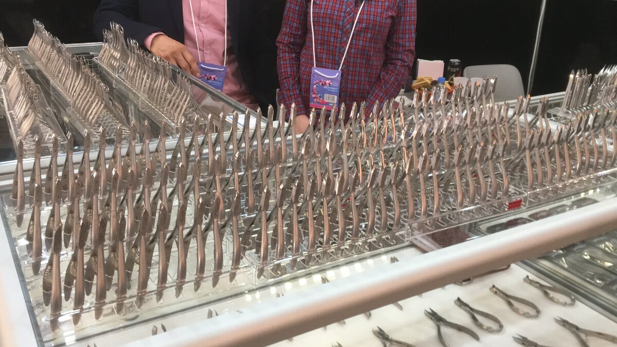 Стенд на вставке с маникюрными кусачками