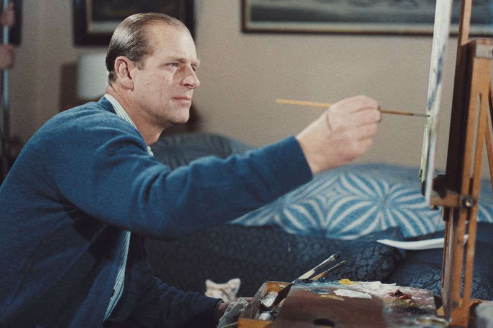 Принц Филиппа позирует для документального фильма о королевской семье в 1969 году.