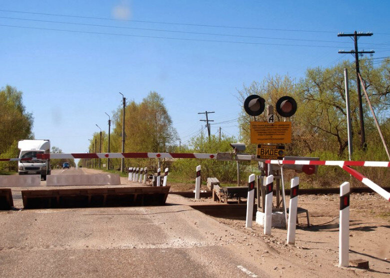 Жд переезд в нововятске. Камера на ж д переездах. Переезд в нововятске. Регулируемый железнодорожный переезд. Желенодорожныйпереезд.
