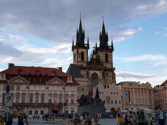 Костел Божьей Матери пред Тыном - за дворцом Гольц-Кинских, домом "У каменного колокола" и другими зданиями (фото из личного архива)