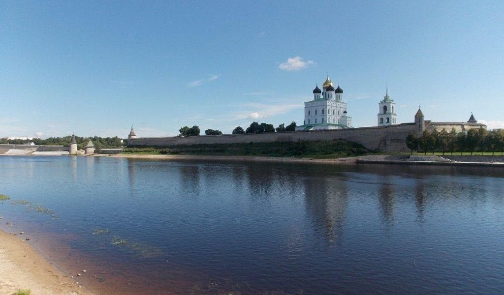 Псковский кремль ранним утром.