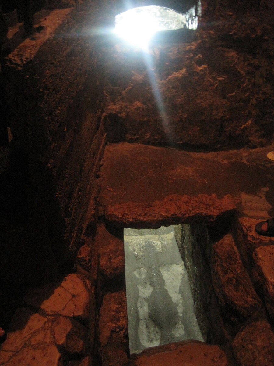 После спуска по лестнице необходимо спрыгнуть вниз в такую вот дыру... Собственно там и находится гробница. Фото автора