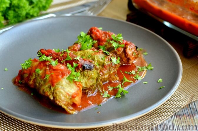 фарш говяжий, салат-латук, сок томатный, лук репчатый красный, чеснок, травы сухие итальянские, соль, перец чёрный молотый, зелень петрушки