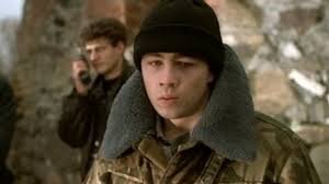 Слово «герой» в школе и в жизни сегодня воспринимается буквально, в его прямом значении. Но для нашего, «советского» человека,  герой нашего времени – образ, воплощающий в себе самые типические черты живущего в определённом времени в определённой стране. Это словосочетание прежде всего связано с пушкинским Онегиным, лермонтовским Печориным. Их объединяет, если коротко:  образованность – и внешнее неверие в идеалы, смелость взглядов – и хандра, апатия, конфликтность – и в то же время благородство.  Век 20, на мой взгляд, можно понять по таким героям, как Юрий Живаго и Григорий Мелехов, генерал Серпилин (Симонов «Живые и мёртвые»), даже Василий Тёркин (хотя он вовсе не образованием выделяется).
Современная жизнь России, начавшаяся в 90-х годах 20 века, но тесно связанная с периодом «застоя», на мой взгляд, начинается с Петровича-героя романа В. Маканина с «говорящим» названием «Андерграунд, или герой нашего времени». Привыкший к «жёсткой» оппозиции государству, он даже в годы взрыва демократических преобразований (правда, с нашей, российской, спецификой») осознаёт, что если раньше он следовал закону: единственный путь сохранить своё  «Я»– это  уйти «на дно», то теперь, хотя его книги могут оказаться на полках образованных людей, не надо подниматься, потому что опять-таки потеряешь себя. (Эту формулировку я взяла из интернета: хорошо сказано!)
То, как изменяется типический герой, можно проследить у этого же автора в романе «Асан», события которого происходят в Чечне 90-х годов. Не имею никакого желания рассуждать о том, правдиво ли описана война. Меня автор заставил  задуматься о герое. 