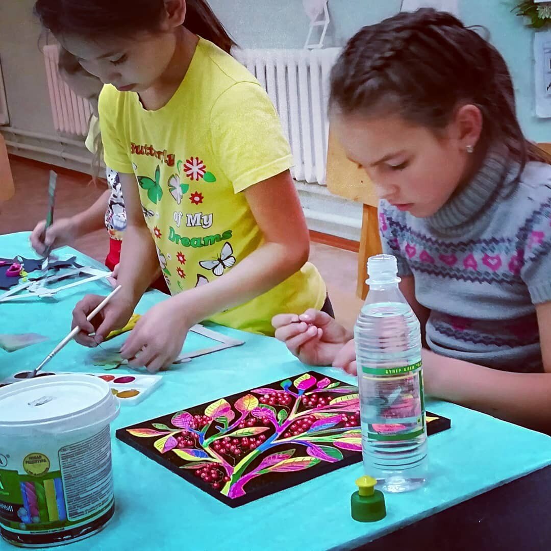 Фото из личного архива с одного из занятий в моем кружке по декору. Работали с эмоциями через цвет.