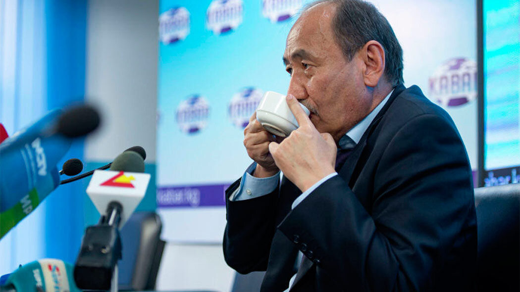 Министр здравоохранения и социального развития Алымкадыр Бейшеналиев на пресс-конференции выпил отвар аконита