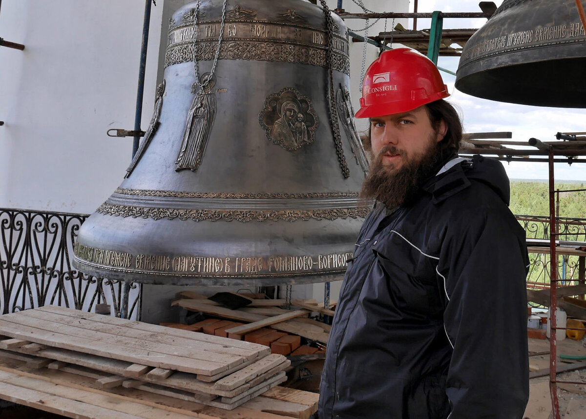 Развеска колоколов на колокольне