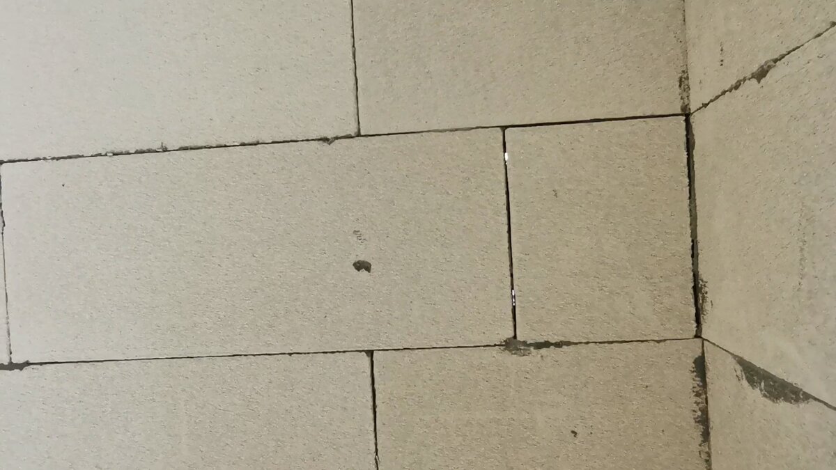 толщина шва в газобетонной кладке. расшивка для швов песко бетонных блоков. швы газобетонных блоков. межкомнатные перегородки из газобетонных блоков. газобетон швы вертикальные.