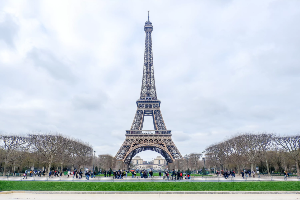 Eiffel Tower in Paris Evacuated After Security Alert - Bloomberg