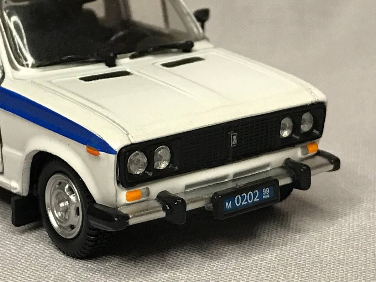 Перейдем к подробному обзору деталей этой китайской Ваз 2106, которая, кстати, в общем-то, до сих пор не имеет хорошей альтернативы. Повторители выделены краской, что смотрится дешево на фоне хорошей решетки и фар. 