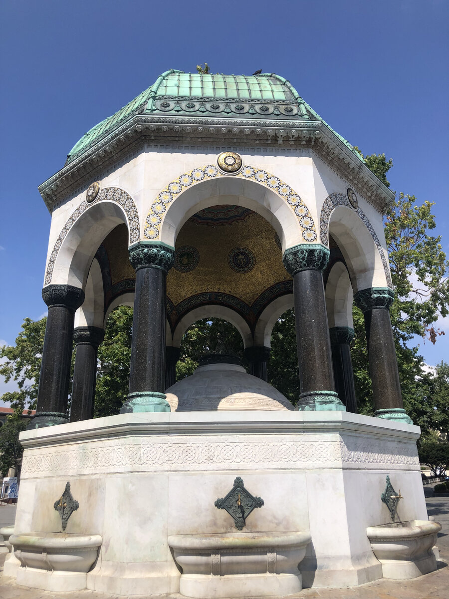 Немецкий фонтан на ипподроме.