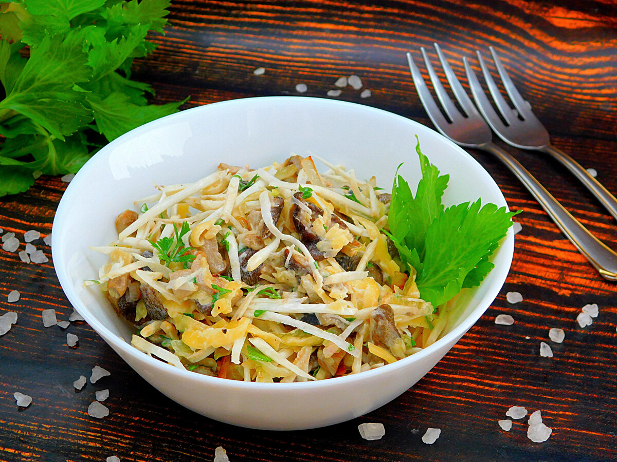 Салат с сельдереем и грибами