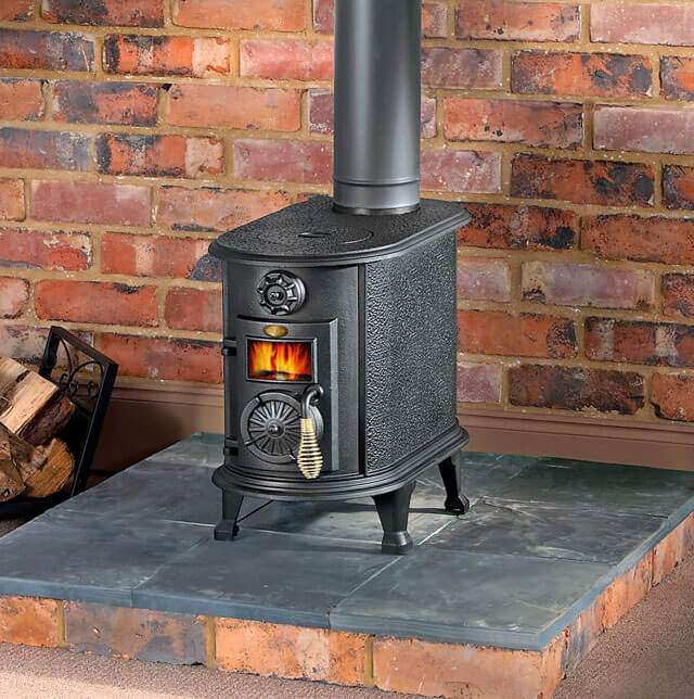 Металлическая печка обогреет дачу зимой. На плите можно сварить еду или согреть чайник