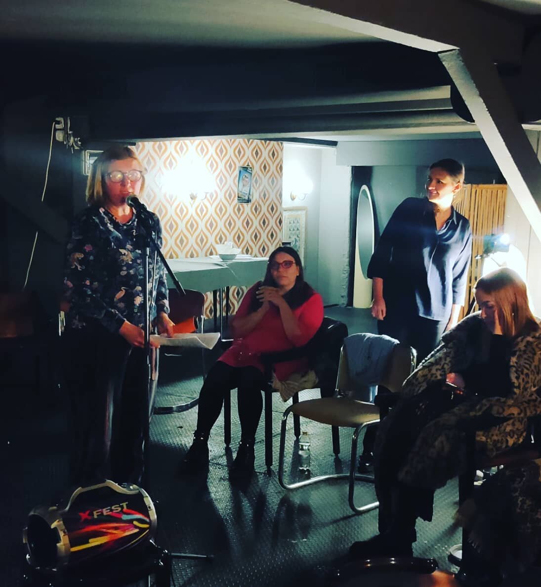 у микрофона ваша Катя. В розовом платье - опытный комик Валерия Кальченко