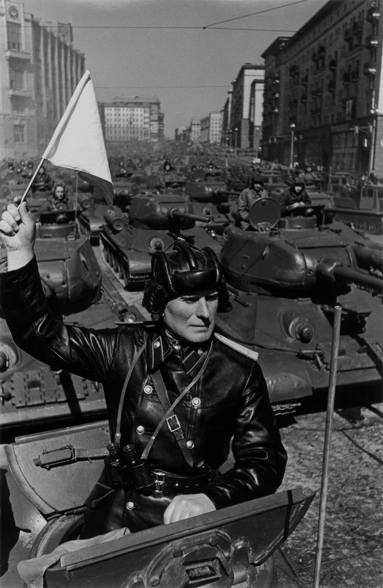 Здравствуйте, мои уважаемые читатели. Сегодня, при помощи фотоцентра имени братьев Люмьер, мы окунемся в наше с вами советское прошлое.-2