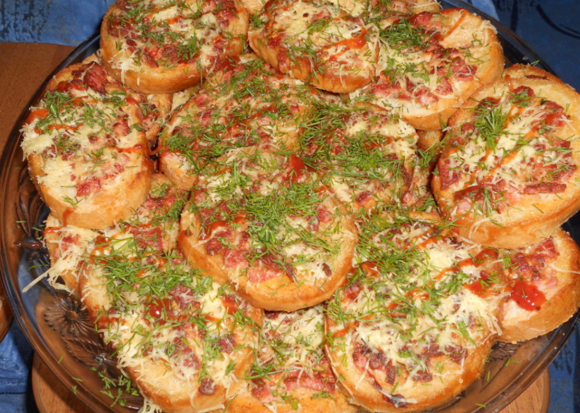 запеканка из картофеля с сосисками. бутерброд из батона. вкусные блюда. закуски с сосисками. пицца на сковороде.