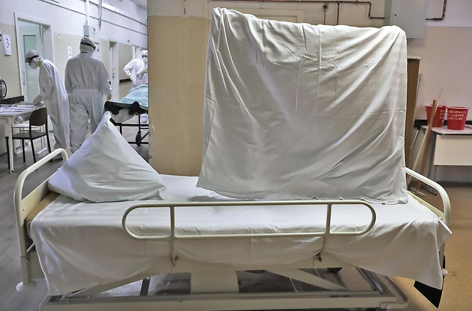 Согласно постановлению Правительства, стирать бельё, поступающее от больниц, можно при помощи простых домашних машин и без специальных документов.Фото: Артём Краснов/«Коммерсантъ»