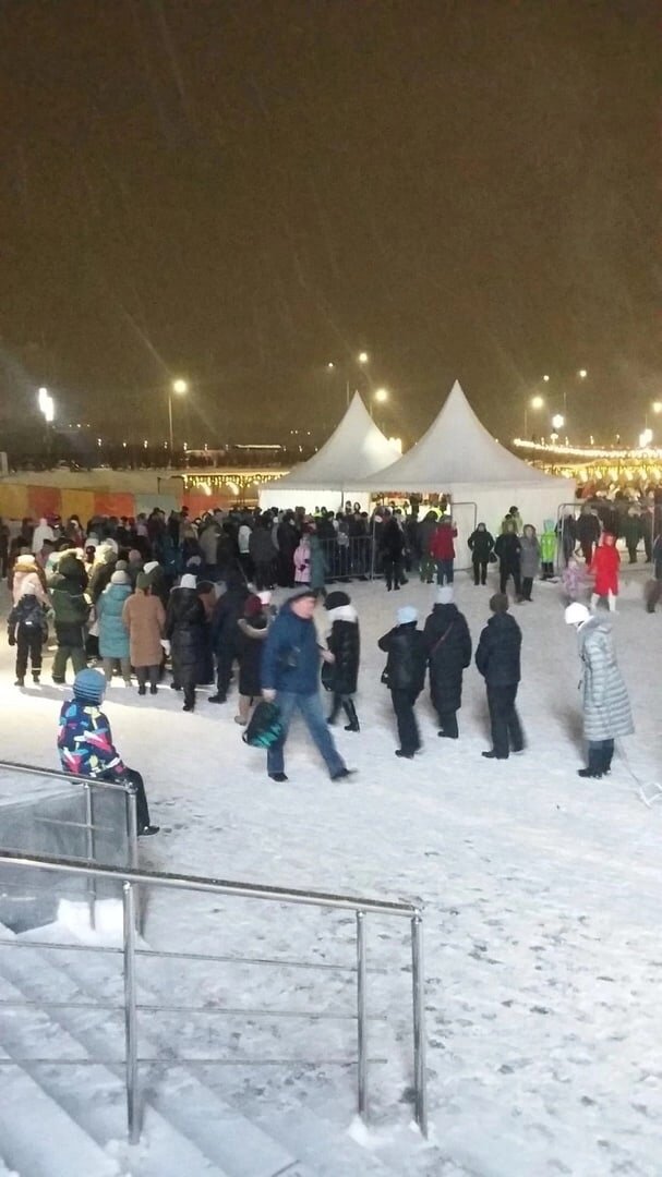 Очередь перед Нижегородской ярмаркой. Источник фото: https://vk.com/nizhny52?z=photo-5004429_457271368%2Fwall-5004429_90311