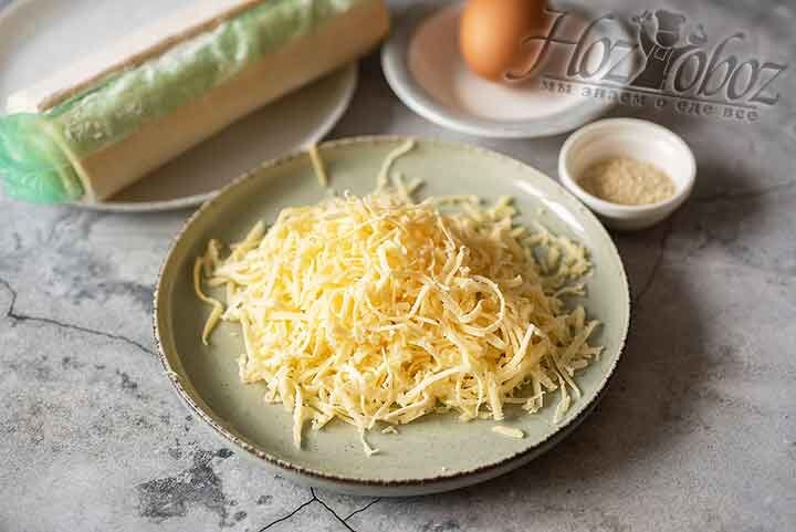 Тем временем натираем на терке сыр