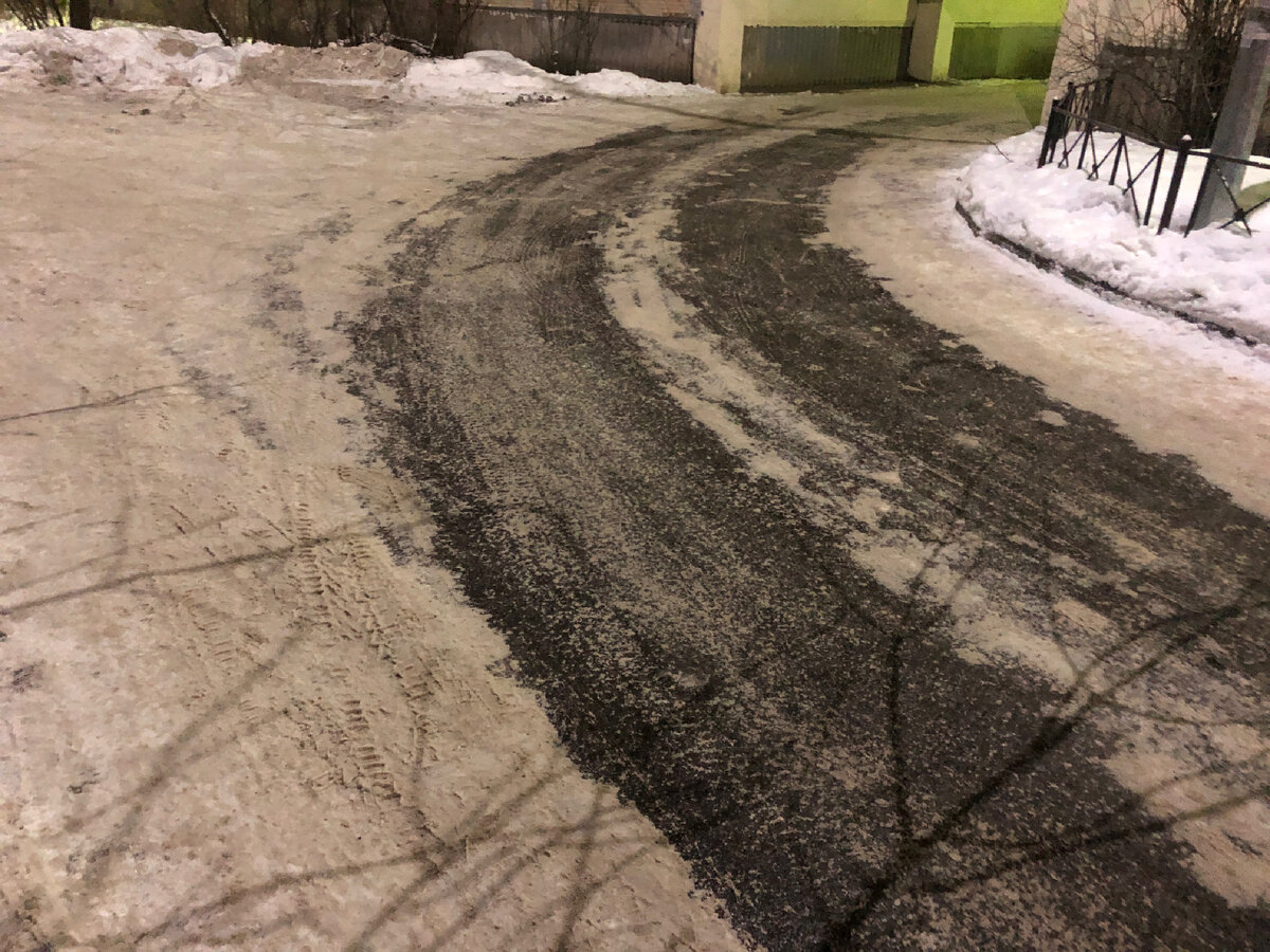 Вы, наверное, думаете, что это чистый асфальт, а это - голый лёд… При мне падали люди. Пингвинья походка - самая популярная в городе. Многие знакомые в этом году уже посетили травму.