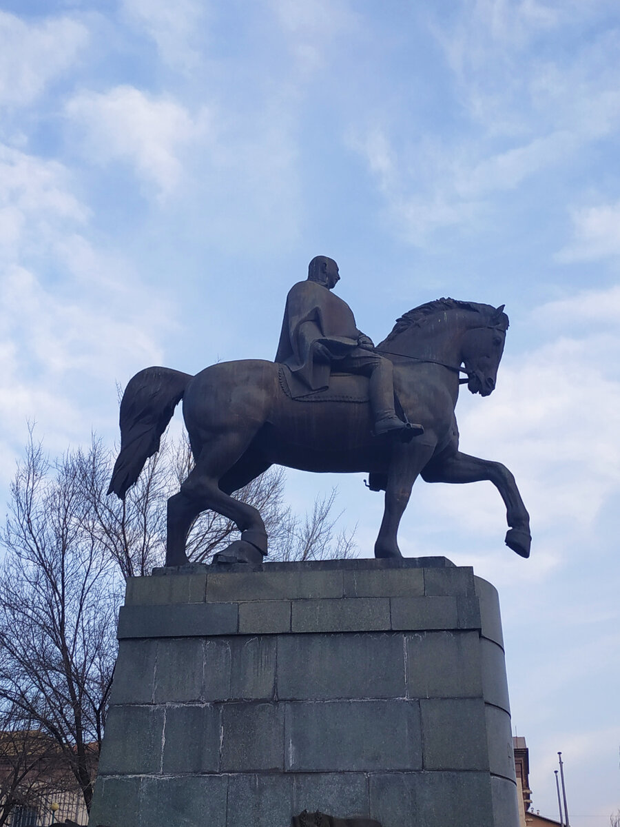 Конный памятник Баграмяну на одноименной улице в Ереване. Авторское фото.