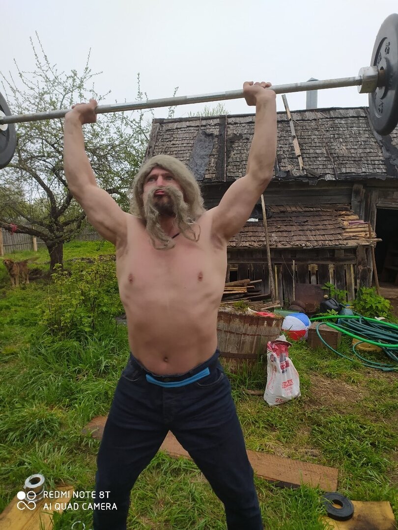 На фотографии автор канала Шарупич Владимир в 49 лет.